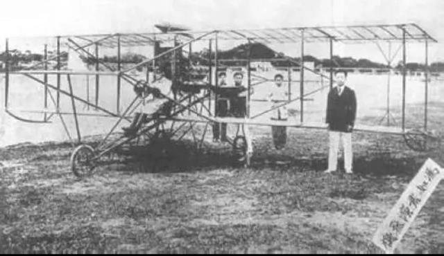 设计制造中国第一架飞机的人是谁钱学森（设计制造中国第一架飞机的人是谁冯如祥）