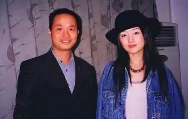 不仅如此,帅气多金的赖文峰还别有用心,用800万现金折叠成了一束鲜花