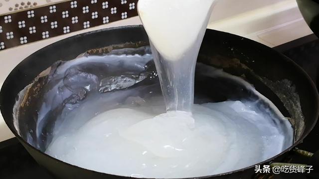 白凉粉是淀粉吗什么原料做的（做果冻的白凉粉是淀粉吗）